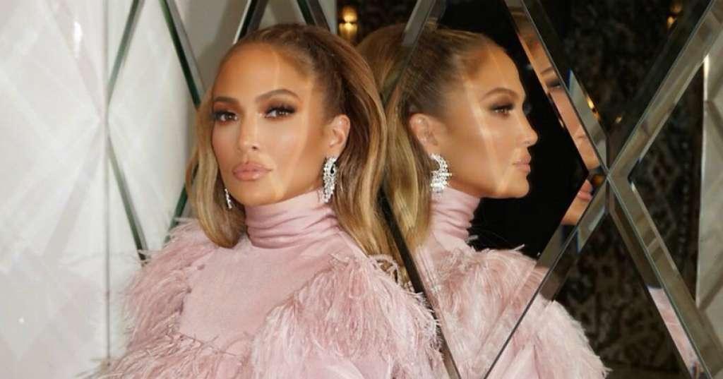 Lepas Label 'Diva', Jennifer Lopez Rayakan Natal Bergaya Kasual