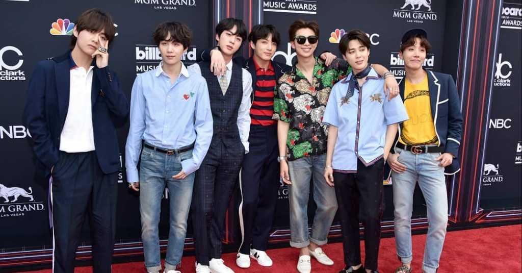 Malam Natal Merchandise BTS Laris Manis
