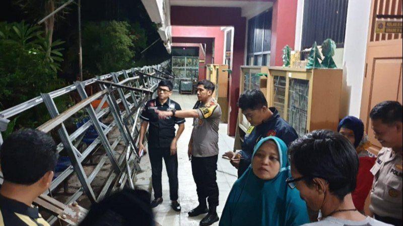 Waduh, Kanopi Bangunan SD Negeri di Kembangan Jakarta Ambruk