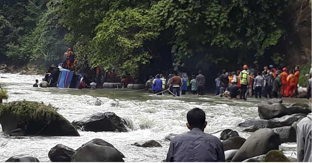 Pencarian Korban Kecelakaan Bus: Tim Penyelamat Fokuskan 6 KM dari Lokasi