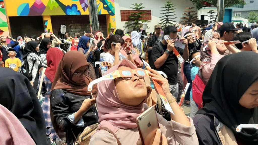 Planetarium TIM Dipadati Pengunjung untuk Melihat Gerhana Matahari Cincin
