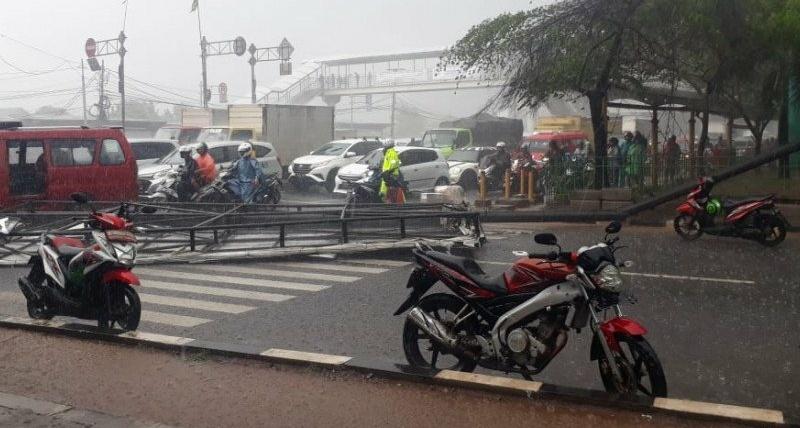 Reklame di Daan Mogot Roboh, Pengendara Ojol Jadi Korban