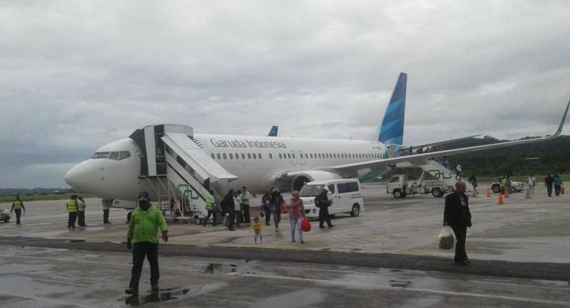 Pesawat Garuda Alami Pecah Ban di Bandara Internasional Biak