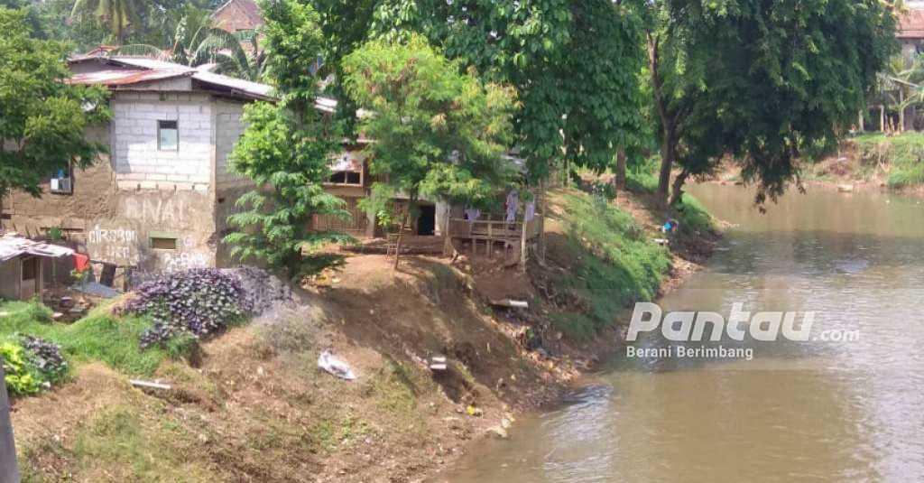 Ditinggal Ayah Bantuin Tetangga, Bocah 4 Tahun Hanyut di Kali Ciliwung
