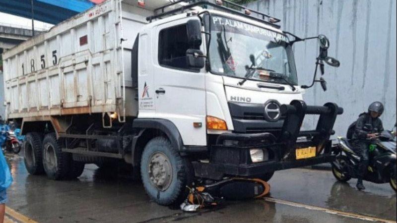 Sebuah Truk Tabrak Dua Pemotor di Terowongan Gembrong, Satu Orang Tewas