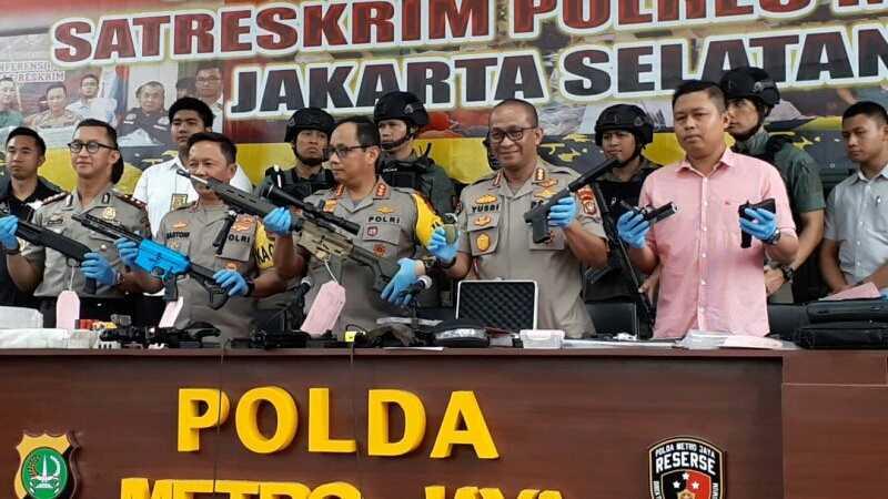Tujuh Pucuk Senjata Api Ilegal Ditemukan di Rumah 'Koboi' Lamborghini