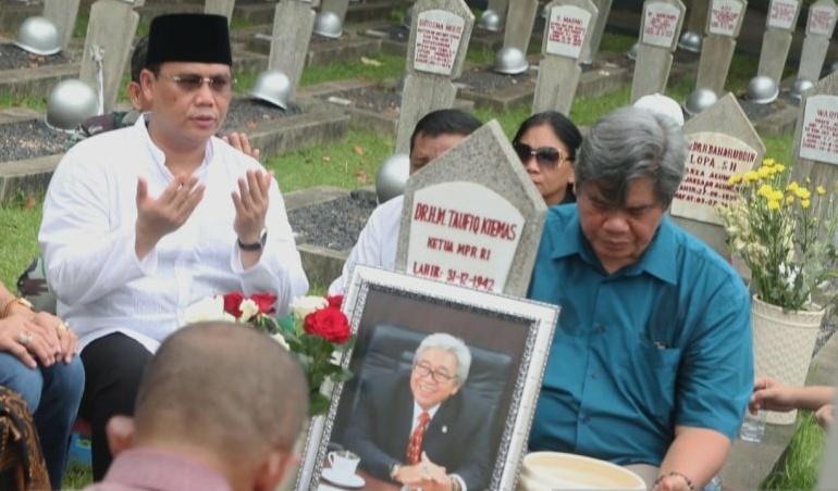 Kader PDIP Ziarah ke Makam Taufik Kiemas Tanpa Megawati