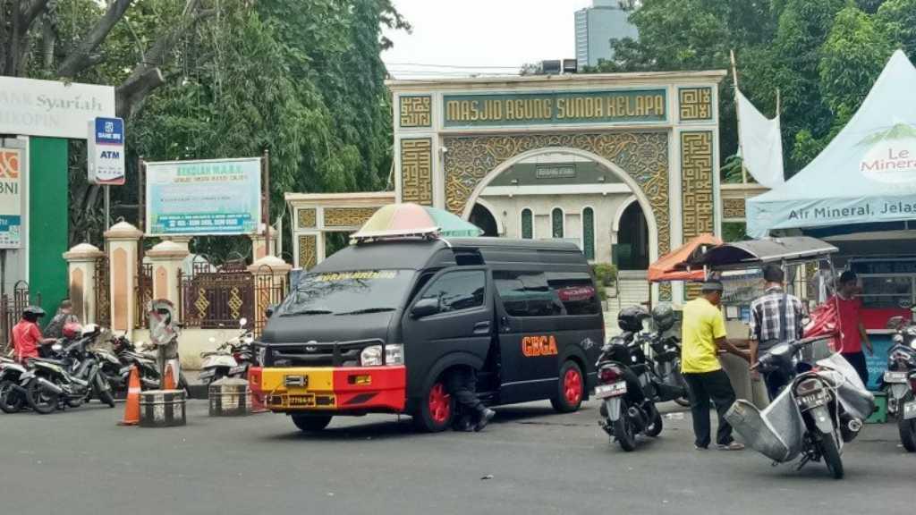 Dikagetkan Ada Tas Mencurigakan di Masjid Sunda Kelapa, Ternyata Ini Isinya