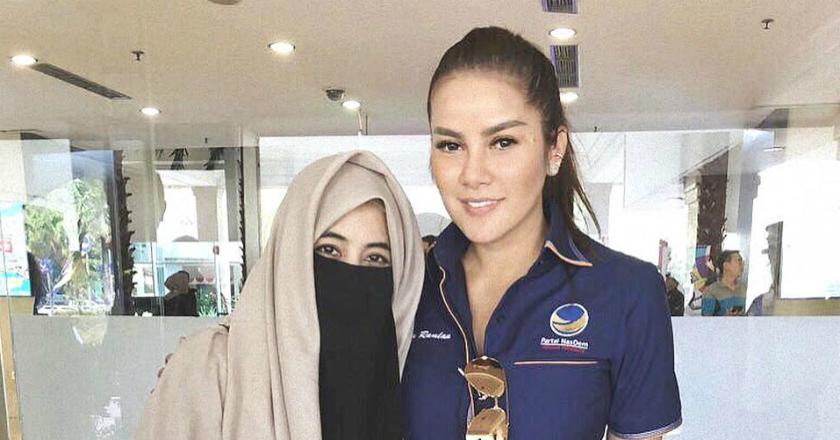 Tangan Umi Pipik Terlihat Lebam Saat Foto Bareng Olla Ramlan