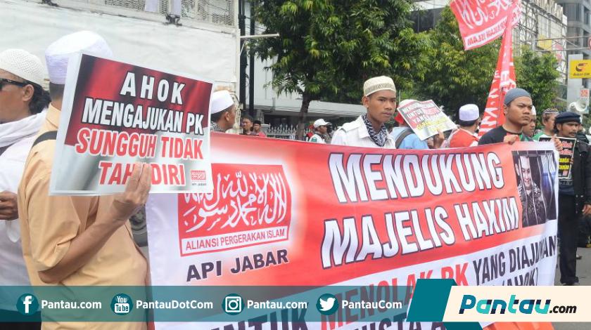 Ketika Kubu Pro dan Kontra 'Bersikeras' Kawal Persidangan PK Ahok