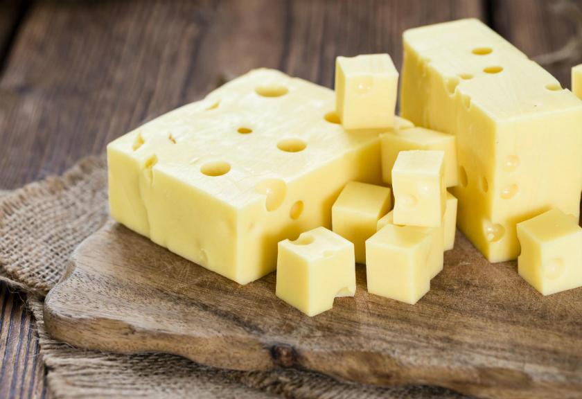 9 Makanan Ini Bisa Bersihkan dan Putihkan Gigi Kamu, Apa Saja?