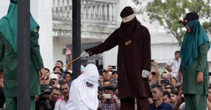 Terbukti Lesbi, 2 Wanita Malaysia Dicambuk 100 Kali di Depan Pengadilan Syariah