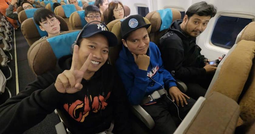 Pesawat yang Dikemudikan Vokalis Endank Soekamti Terjatuh