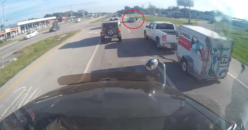 Konyol! Asyik 'Kiki Challange' di Jalan Raya, Dua Remaja Ini Terciduk Polisi