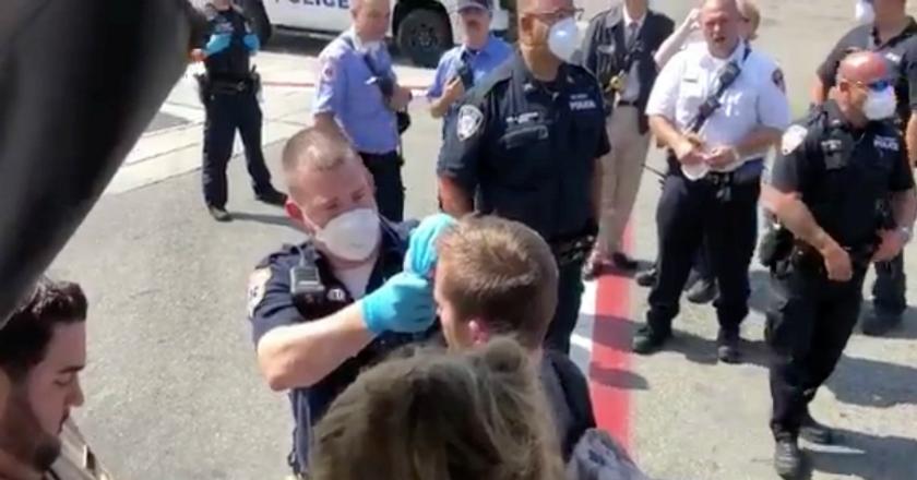 Penumpang Terserang Penyakit Bersamaan, Pesawat Emirates Dikarantina di Bandara JFK