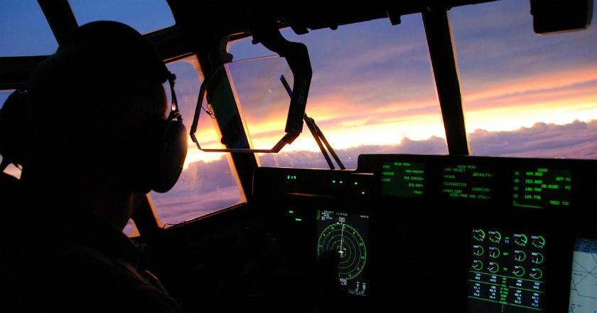 Protes Kenaikan Harga, Pilot Ini Terbang 25 Menit Bikin Jari Tengah