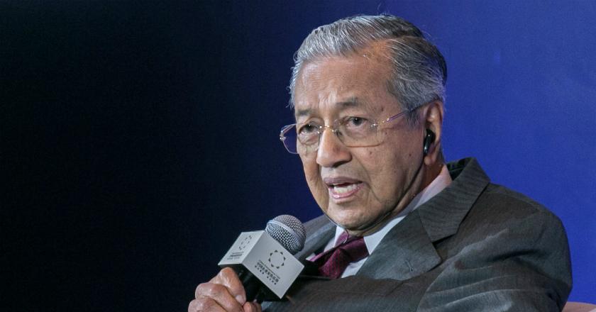 Mahathir Mohamad Kecam Hukuman Cambuk Terhadap Pasangan Lesbi di Malaysia