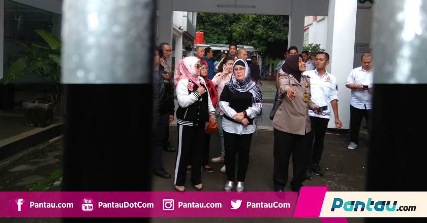 Tampil Perdana di Depan Publik, Elvy Sukaesih: Saya Hancur dan Sedih