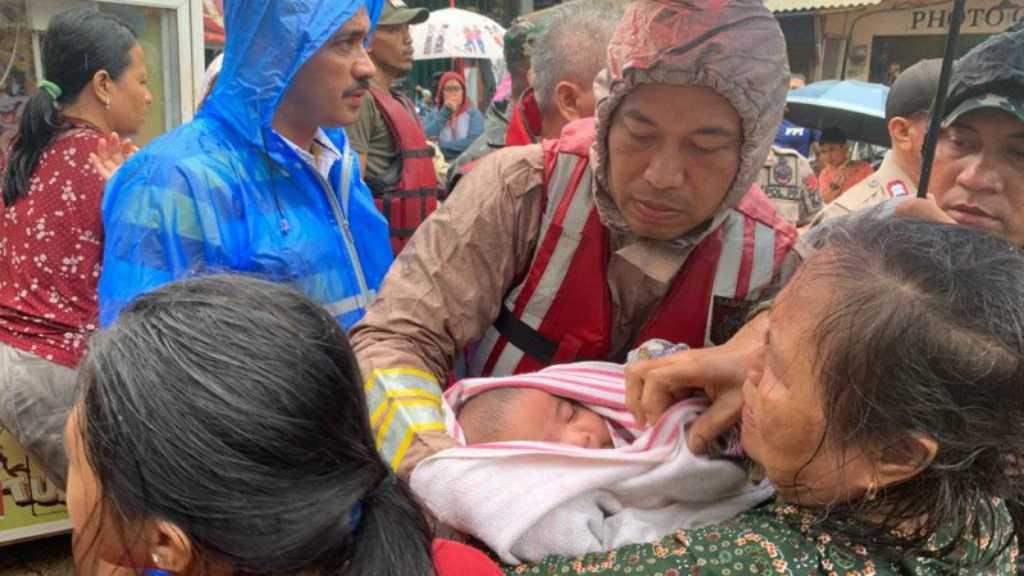 Bayi di Cipinang Melayu Terjebak Banjir Setinggi 2 Meter
