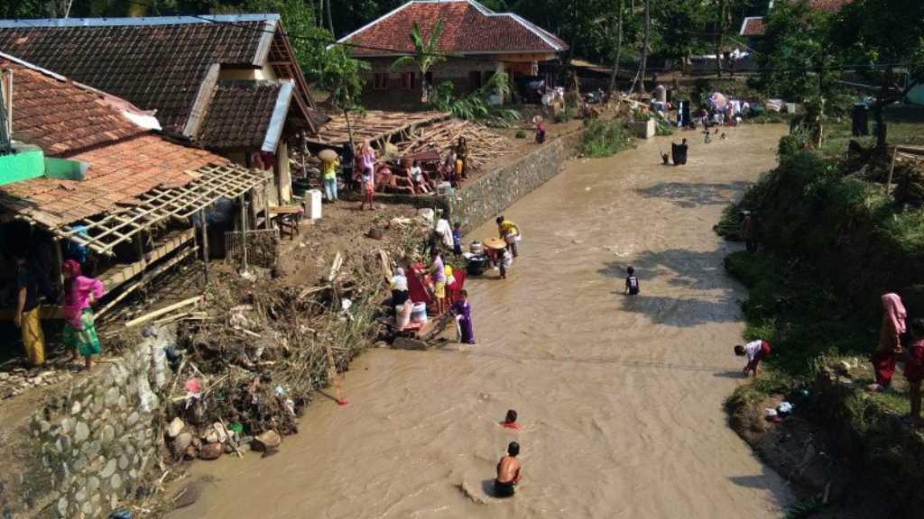 Jalan Cipanas-Muncang Lebak Putus Diterjang Longsor