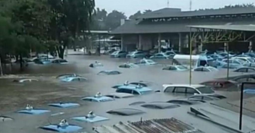 Blue Bird Evakuasi Kendaraan yang Terendam Banjir
