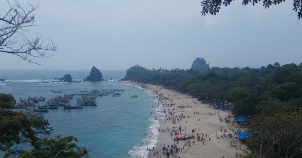 Ribuan Wisatawan Kunjungi Pantai Papuma Jember saat Liburan Tahun Baru