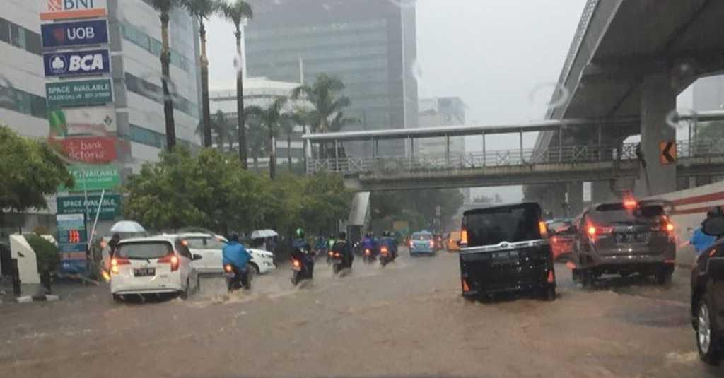 Jakarta Dikepung Banjir, Pengendara Motor Hati-hati Gunakan Jas Hujan Ponco