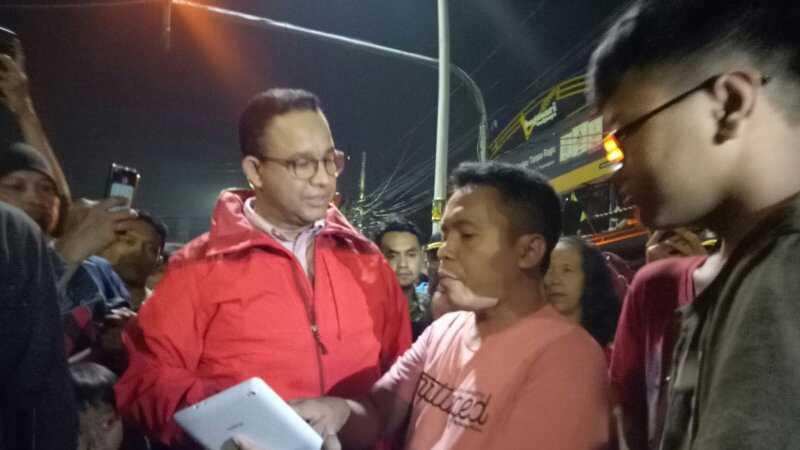Tinjau Banjir di Kampung Melayu, Anies Kena 'Semprot' Warga