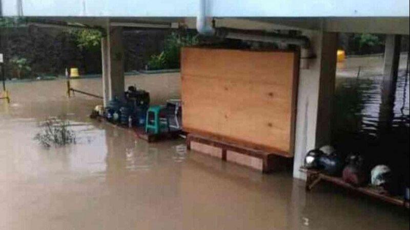 Parkiran RS Anna Bekasi Terendam Banjir, Kendaraan Dievakuasi