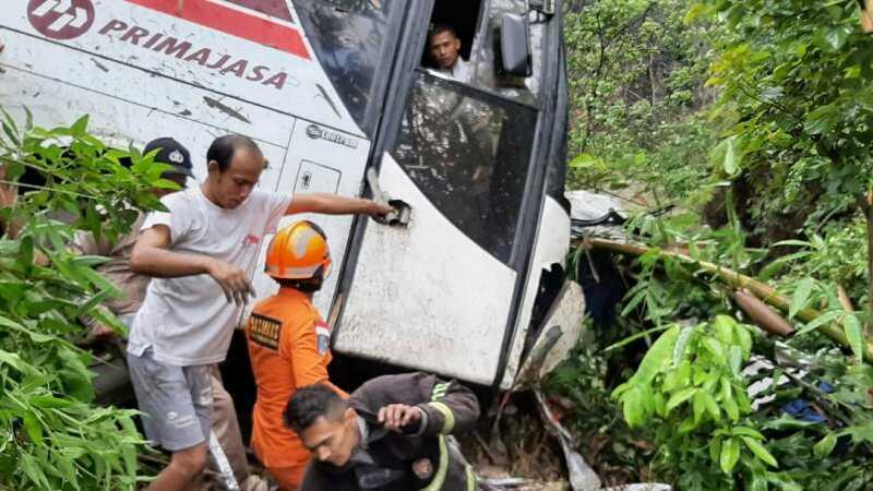 Sopir dan Penumpang Terluka Akibat Bus Terperosok ke Jurang di Nagreg
