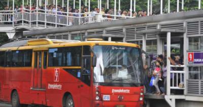 Halte TransJakarta Digunakan untuk Mengungsi Warga yang Terdampak Banjir