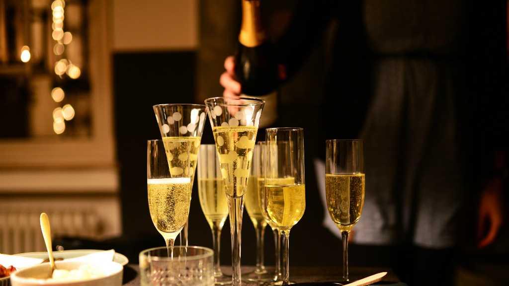 Terlalu Banyak Minum Alkohol Saat Malam Tahun Baru? Atasi dengan 5 Cara Ini