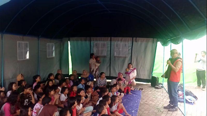 Relawan Kampung Dongeng Indonesia Hibur Anak-anak Korban Banjir di Jaktim
