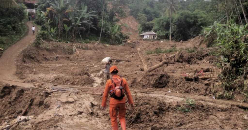 3 Orang Hilang Tertimbun Longsor di Bogor