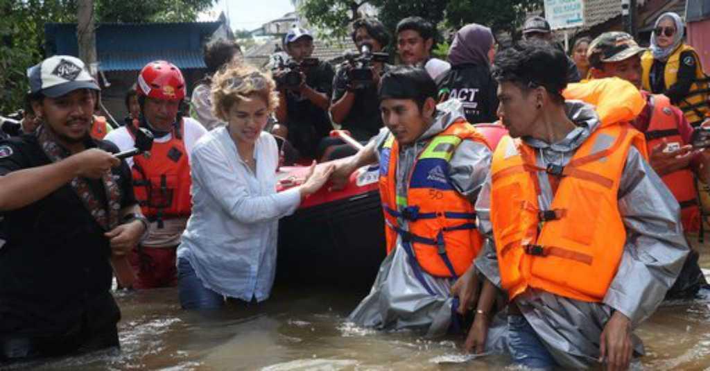 Kunjungi Korban Banjir, Nikita Mirzani Sumbang Rp 20 Juta