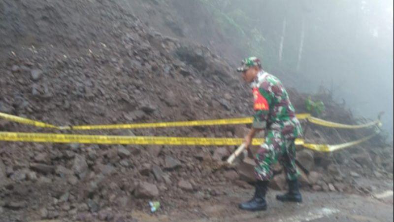Jalan Menuju Gunung Rinjani Sempat Terputus Akibat Tanah Longsor