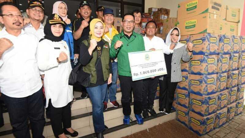 Ridwan Kamil Kucurkan Bantuan Rp1 M Masing-masing untuk Bekasi-Karawang