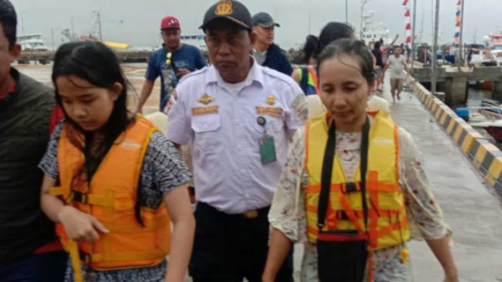 9 Orang Wisatawan Selamat dari Tragedi Tenggelamnya Kapal di Pulau Bidadari