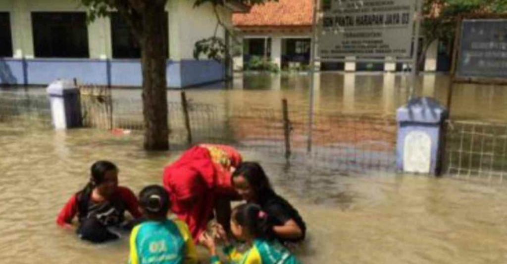 Pascabanjir, Anies Pastikan Kegiatan Belajar Hari Pertama Akan Normal