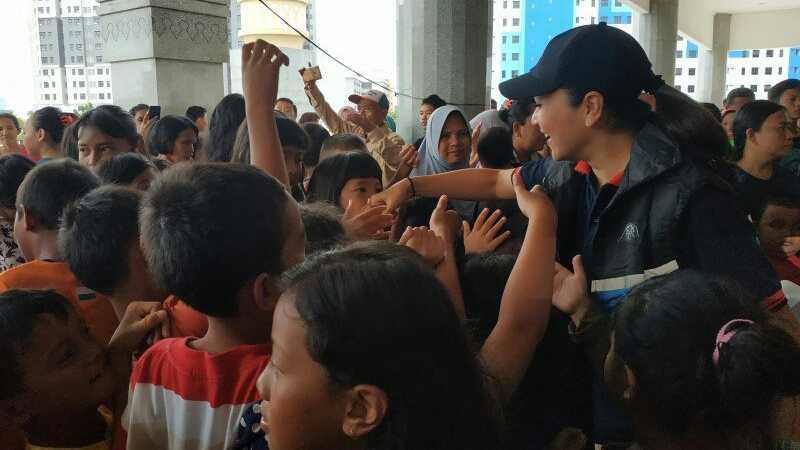 Kala Istri Mahfud MD dan Istri Kapolri Hibur Anak-anak Korban Banjir