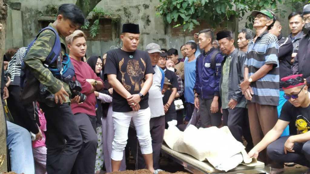 Setelah Salat Subuh, Mantan Istri Sule Sempat Kejang-kejang dan Pingsan