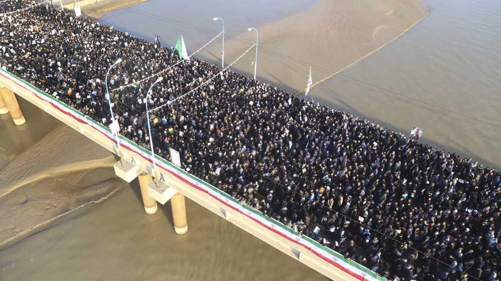 Puluhan Ribu Orang Sambut Kedatangan Jenazah Soleimani di Iran