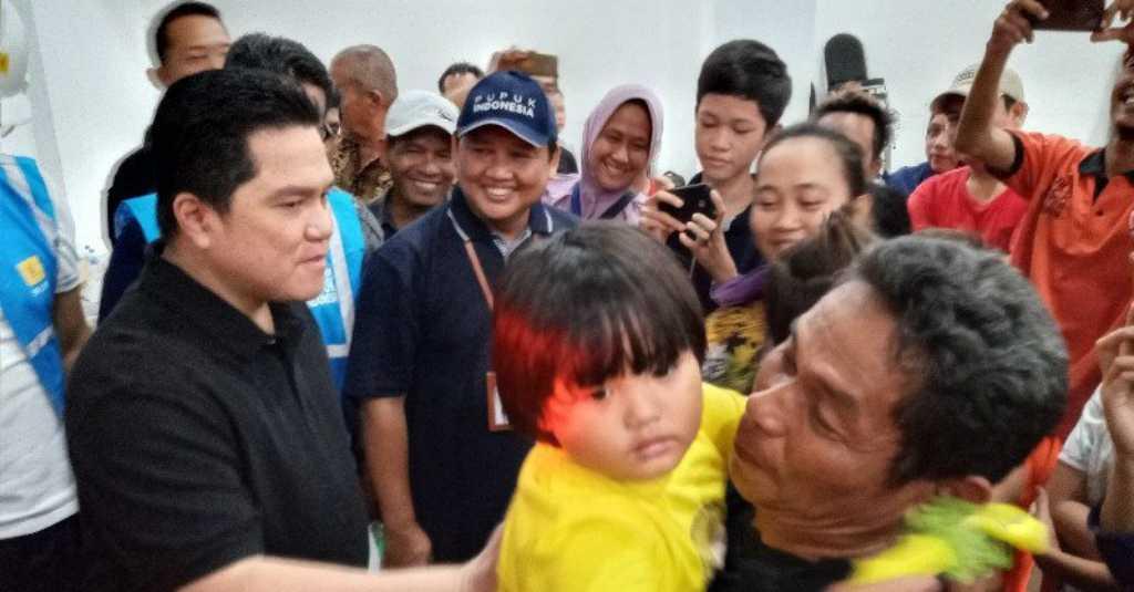 Tinjau Posko Banjir, Menteri BUMN Fokus Salurkan Air Bersih
