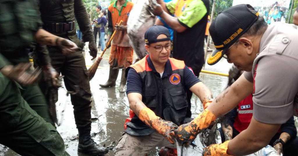 Pascabanjir, Anies Kerja Bakti Bareng Warga Kampung Makasar