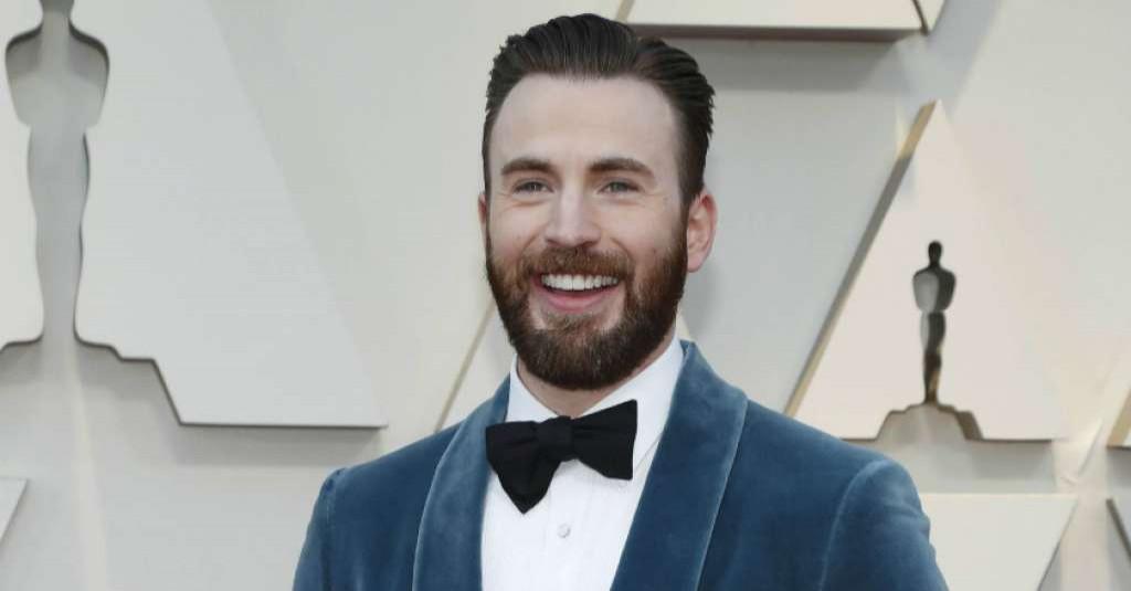 Chris Evans Akui Pernah Pasang Poster Sandra Bullock di Kamarnya