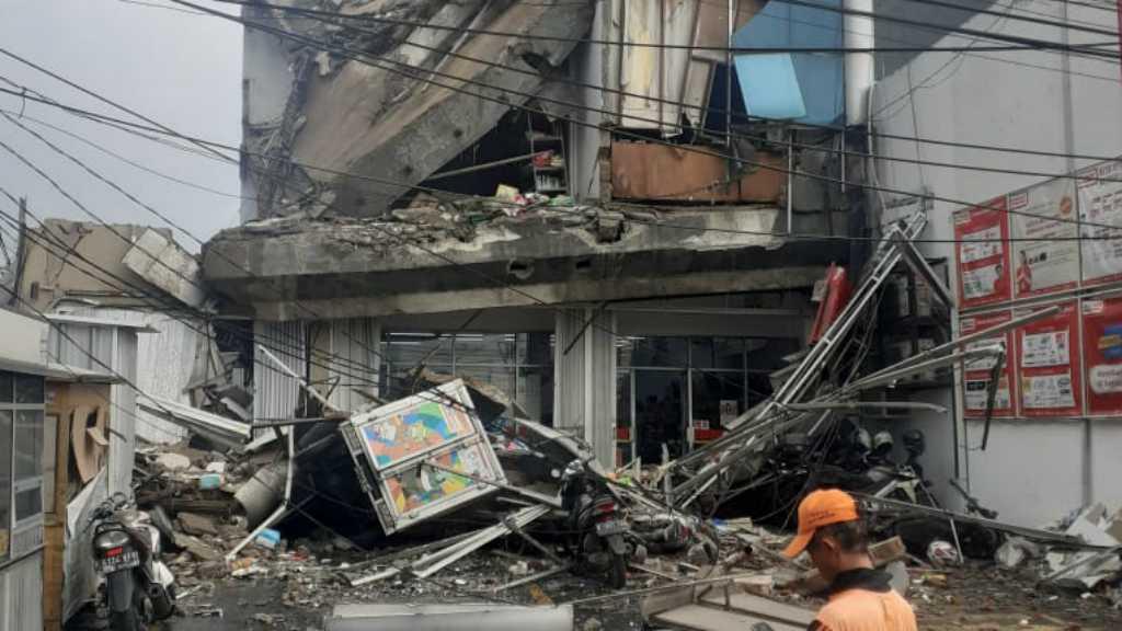 Cerita Menegangkan Pegawai Alfamart Sebelum Bangunan di Palmerah Roboh