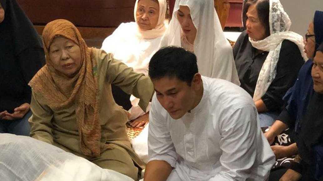 Disamping Jenazah Ibunda, Vino G Bastian Tak Kuasa Tahan Tangis