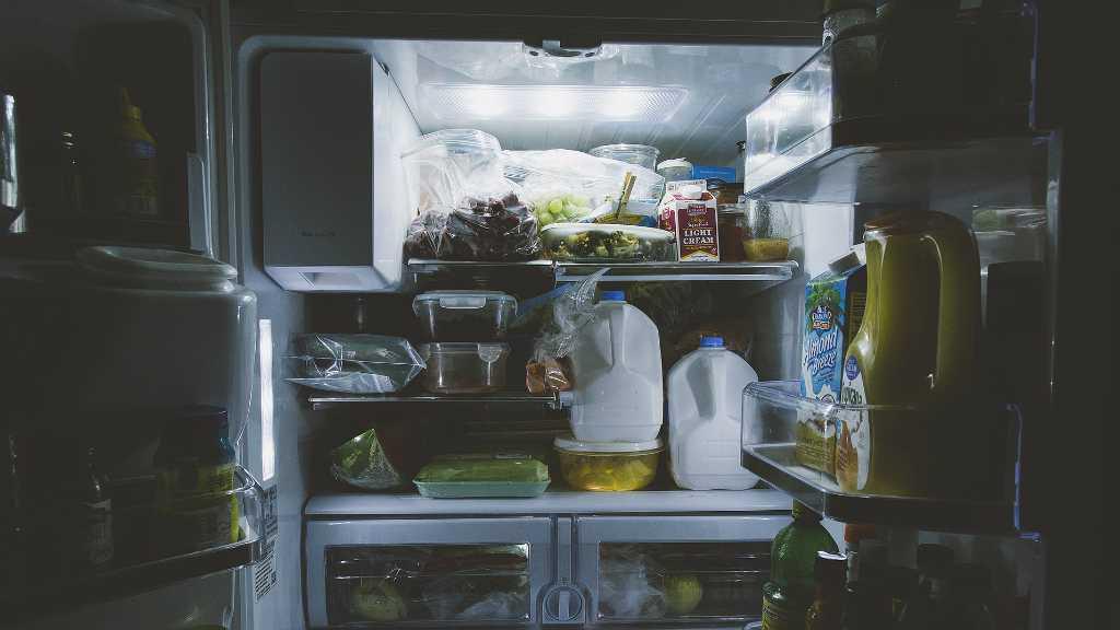 Ini Tips Mencegah Bau Saat Menyimpan Makanan di Kulkas