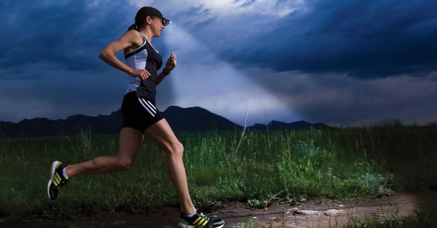Suka Olahraga Lari? Ini Tips Aman Lakukan Joging di Malam Hari