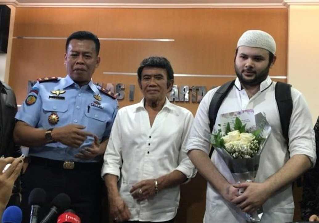 Tangis Bahagia'Si Raja Dangdut' Sambut Kebebasan Sang Putra, Ridho Rhoma